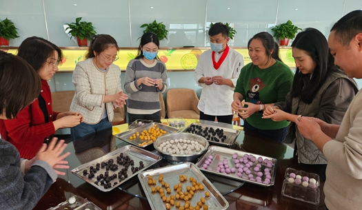 滾湯圓、猜燈謎、制花燈~(yú)~元宵節(jié)就要這樣過(guò)